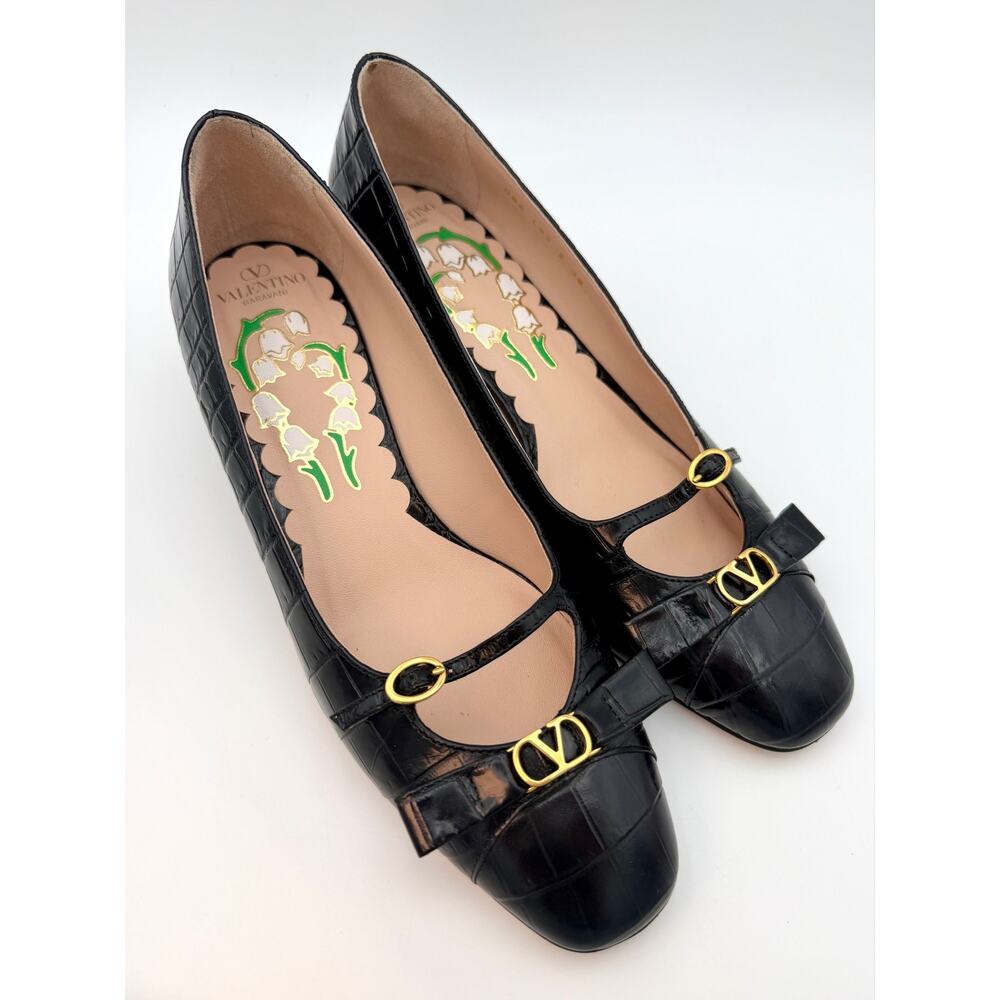 Valentino VLogo Mary Jane Pumps Embossed Black Leather Size 38 / 8 Bow Buckle - Picture 4 of 16